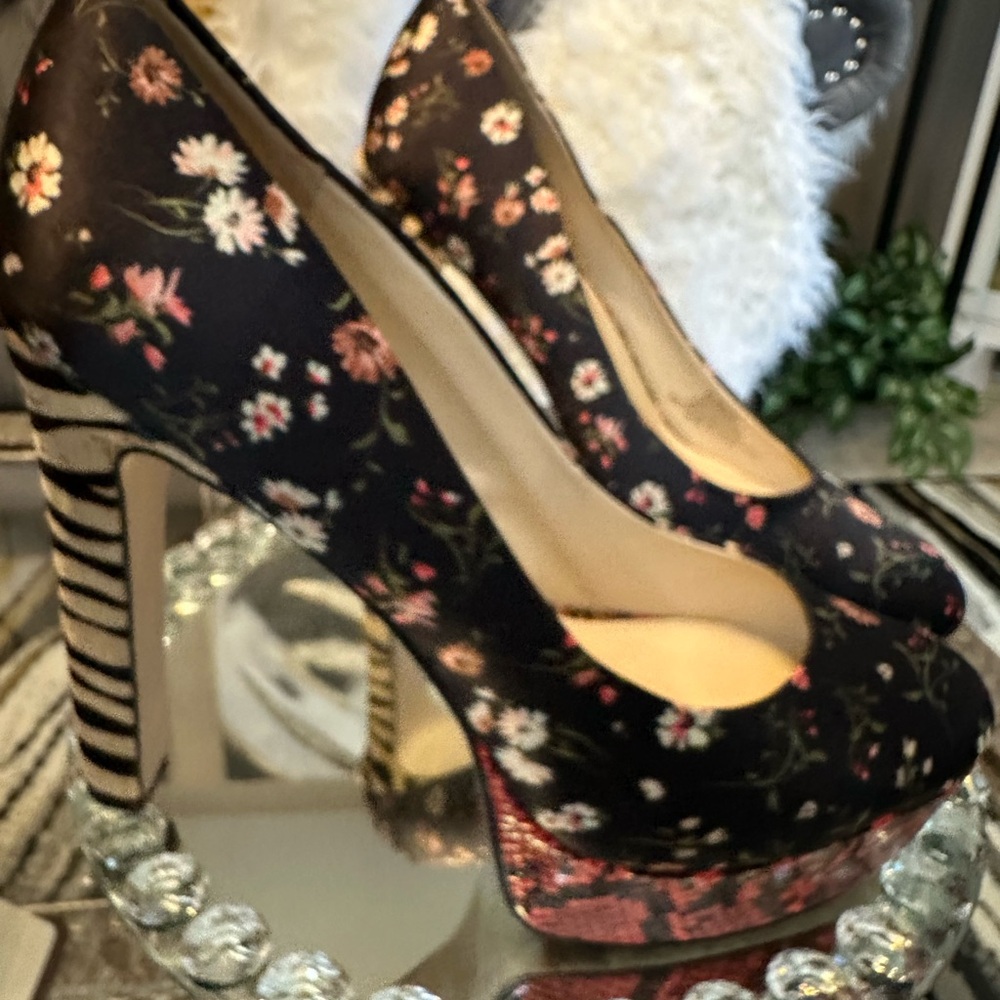 💕💕Jessica Simpson Black Floral Heels💕💕 - Picture 2 of 5